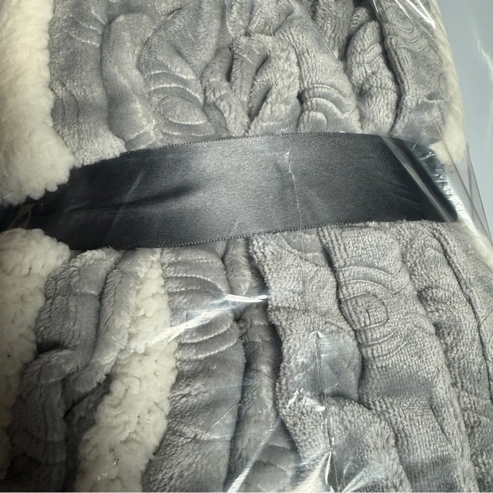 🆕 ✨ Madison Park Oversized Plush Throw Blanket – Grey 60” X 70” 🩶🤍🩶 NWT - Picture 16 of 16